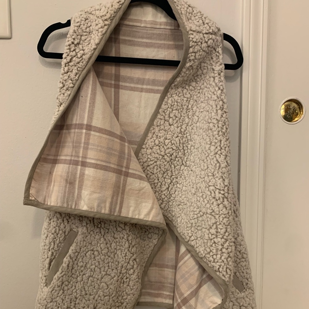 Nordstrom - Reversible Sherpa Vest - OS - Light Gray and Pastel Pink/Tan Plaid